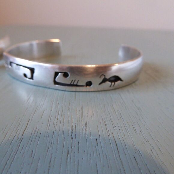 2 VTG Sterling Silver Overlay Style Stamped Cuff Bracelets Total 47.7 Gr Signed - Picture 13 of 16